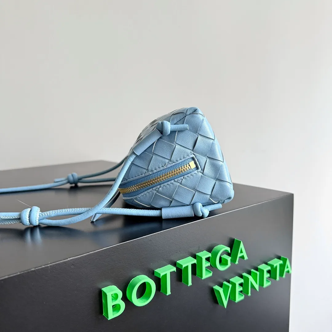 Batch 1260 BV new mini bag ceiling Bottegaveneta new Concert Pouch bag is small and has a large capacity. It can hold a Pro max mobile phone. The shoulder strap is adjustable for cross-body carry. It is very cost-effective when carried on one shoulder. The latest small bag in autumn has a lot of capacity. It can hold 4 short clips. I also tried it and it can hold one of my fists. It is cute, the capacity is touching and the length of the shoulder strap is adjustable for daily commuting. Full score 10 #bv woven bag Style number: 794258 Size: 18.5*11.5*8.5cm